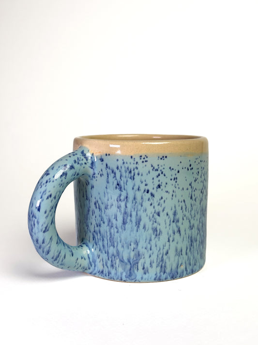 Tasse fleur floue rouge et bleu moucheté (double défaut)