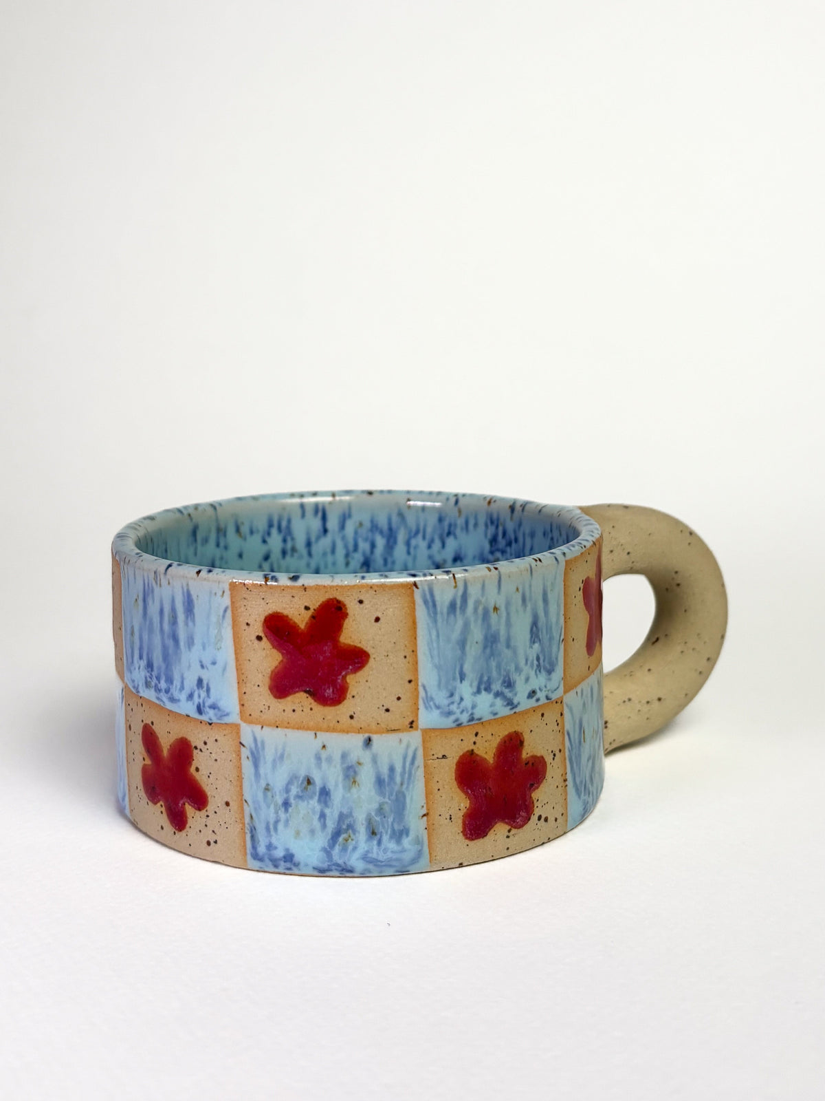 Tasse mouchetée damier bleu/rouge
