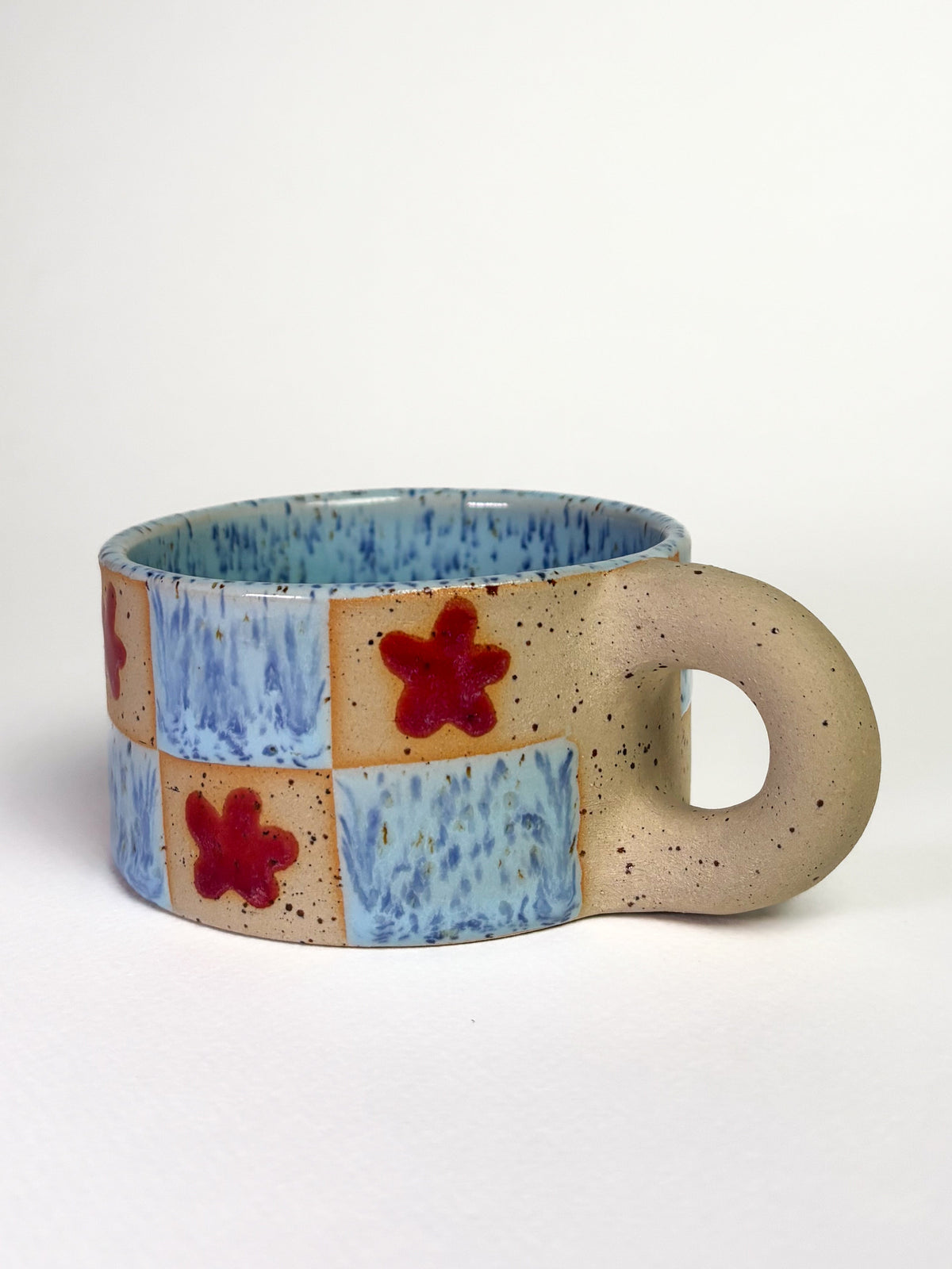 Tasse mouchetée damier bleu/rouge