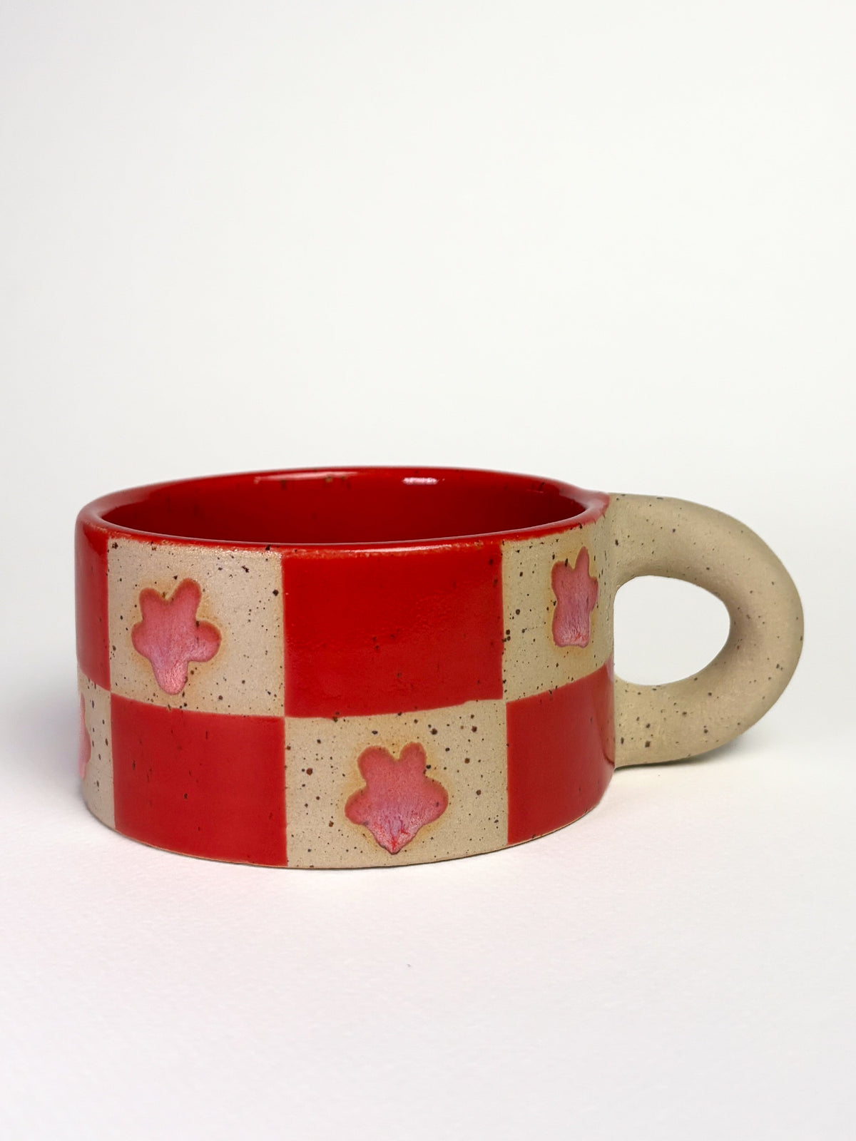 Tasse mouchetée damier rouge/rose
