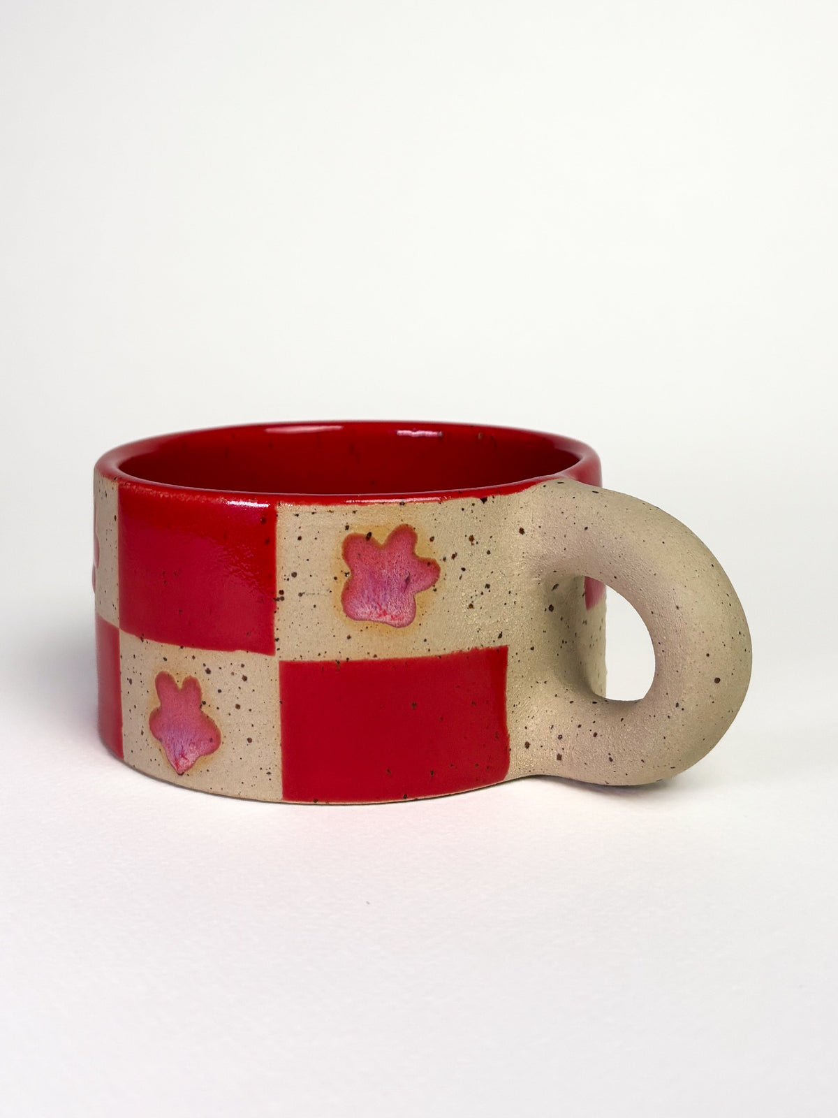 Tasse mouchetée damier rouge/rose