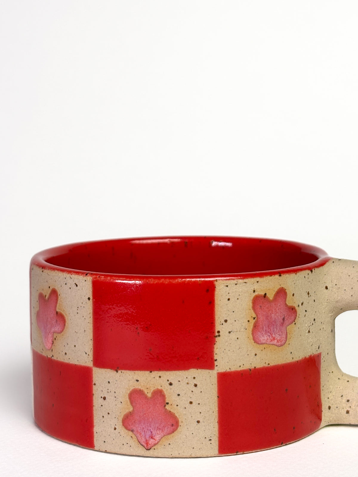 Tasse mouchetée damier rouge/rose