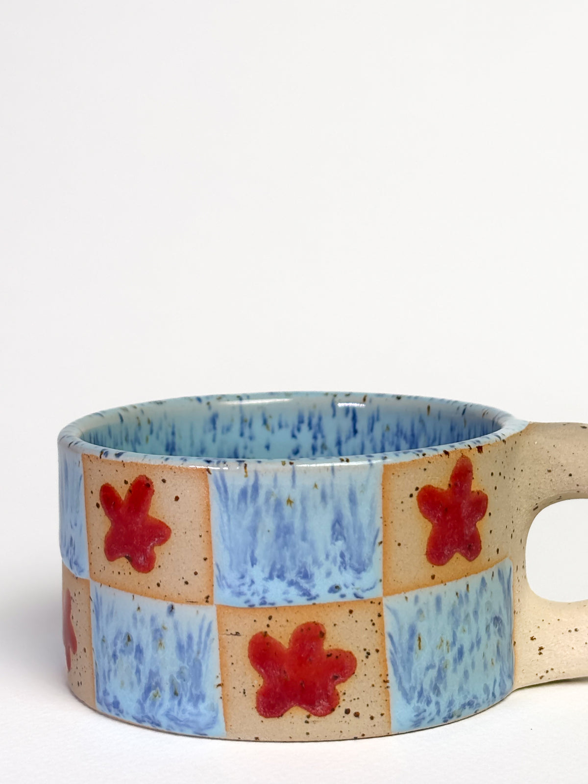 Tasse mouchetée damier bleu/rouge