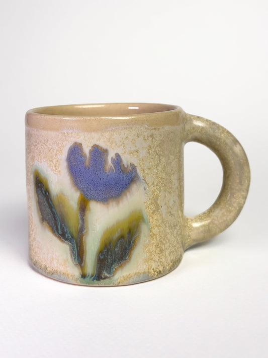 Tasse fleur floue violette