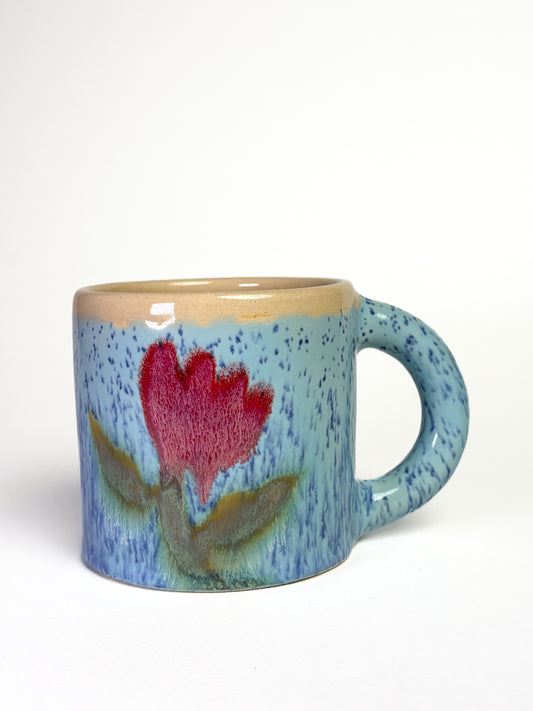 Tasse fleur floue rouge et bleu moucheté (défaut)