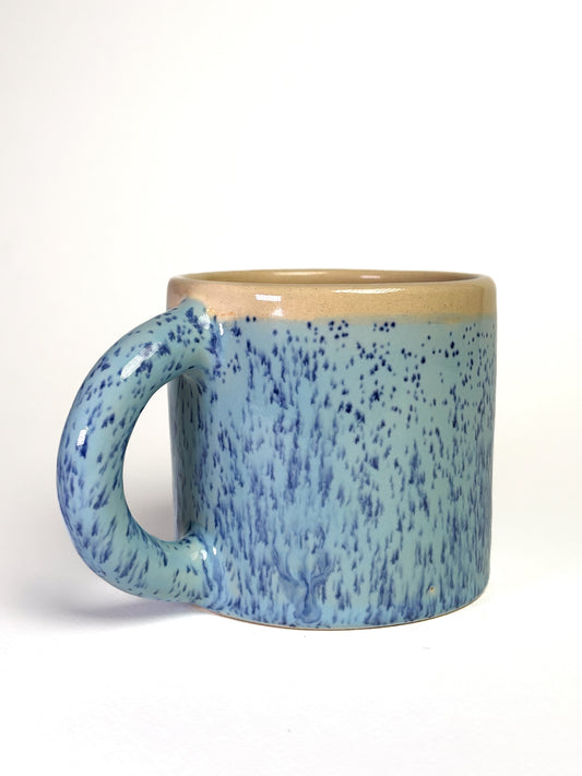 Tasse fleur floue rouge et bleu moucheté (défaut)