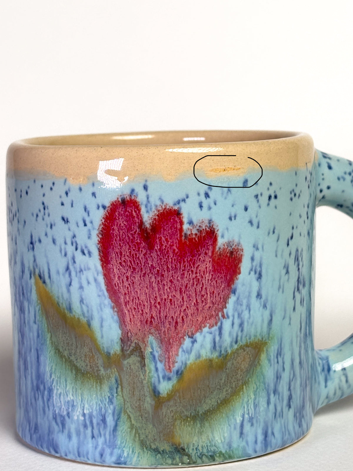Tasse fleur floue rouge et bleu moucheté (défaut)